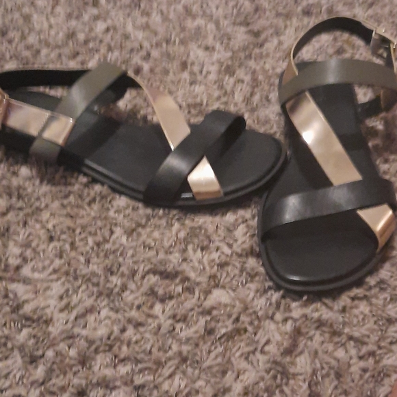 Micheal Kors sandals - Picture 2 of 4